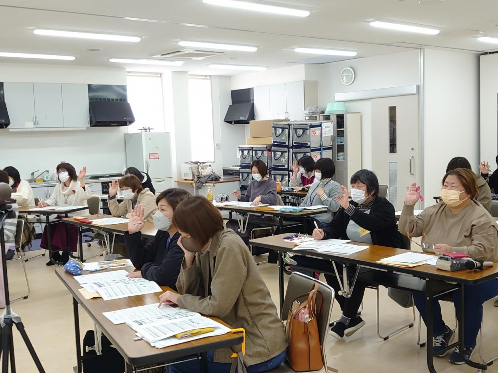 あなたはどっち?家でもお店でもコープ商品セミナー　～生協牛乳・ヨーグルト編～
【美作エリアコープ商品お知らせ委員会】