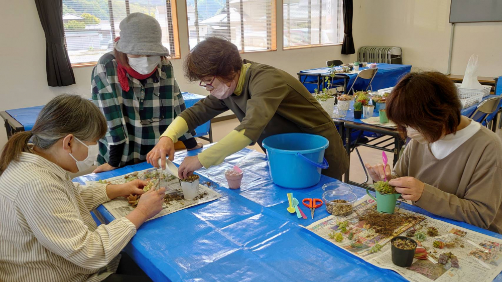 多肉植物の寄せ植えしましょ!
【岡山西エリア建部南コープ委員会】