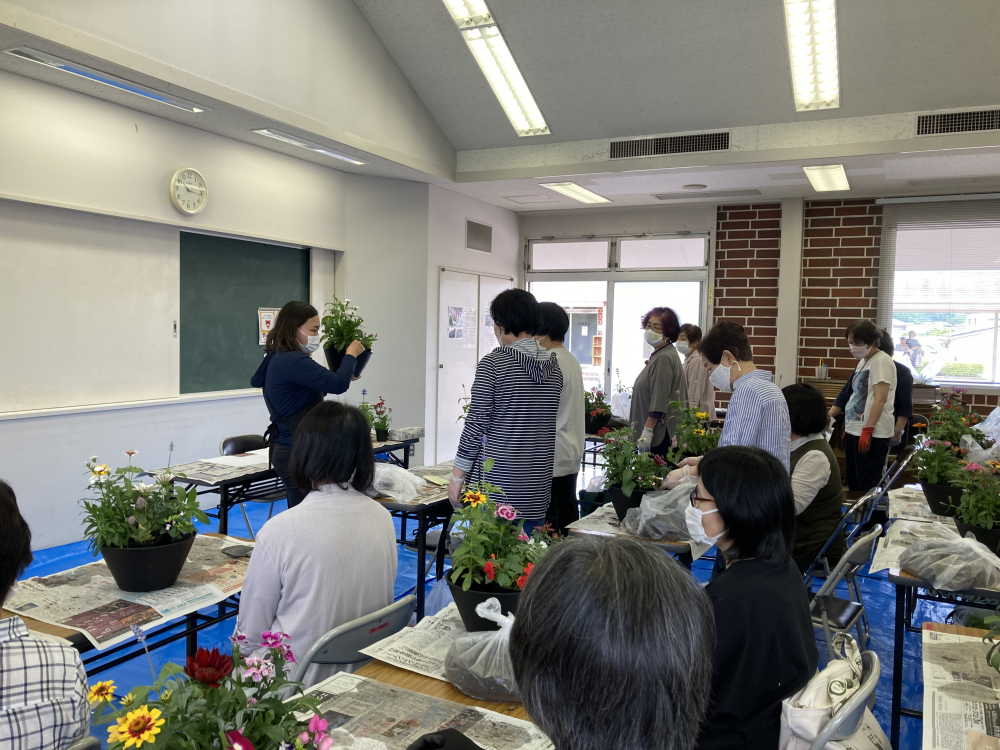 楽しい寄せ植え
【岡山西エリア御津中央コープ委員会】