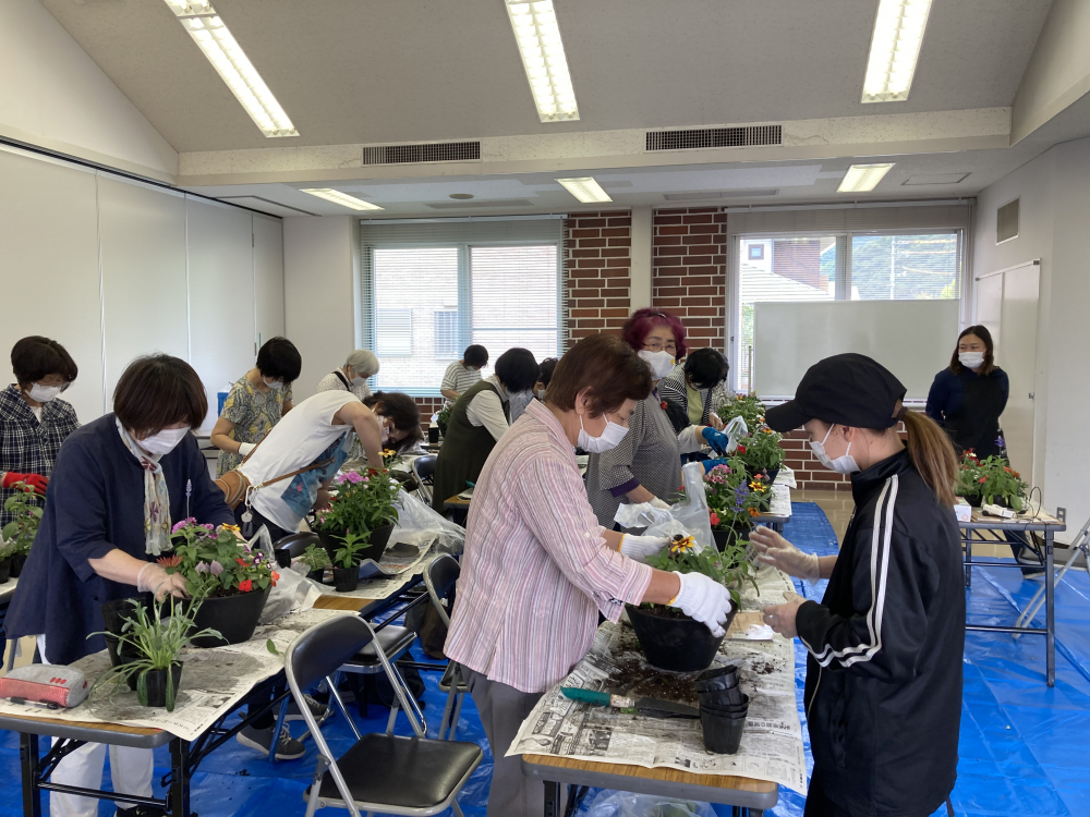 楽しい寄せ植え
【岡山西エリア御津中央コープ委員会】