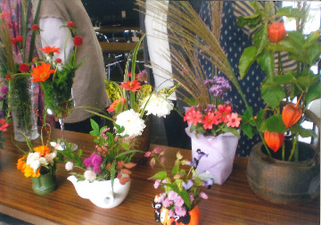 身近にあるお花と容器を使って、お花を楽しみませんか?
【美作エリア大原・粟倉コープ委員会】