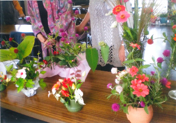 身近にあるお花と容器を使って、お花を楽しみませんか?
【美作エリア大原・粟倉コープ委員会】