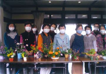 身近にあるお花と容器を使って、お花を楽しみませんか?
【美作エリア大原・粟倉コープ委員会】