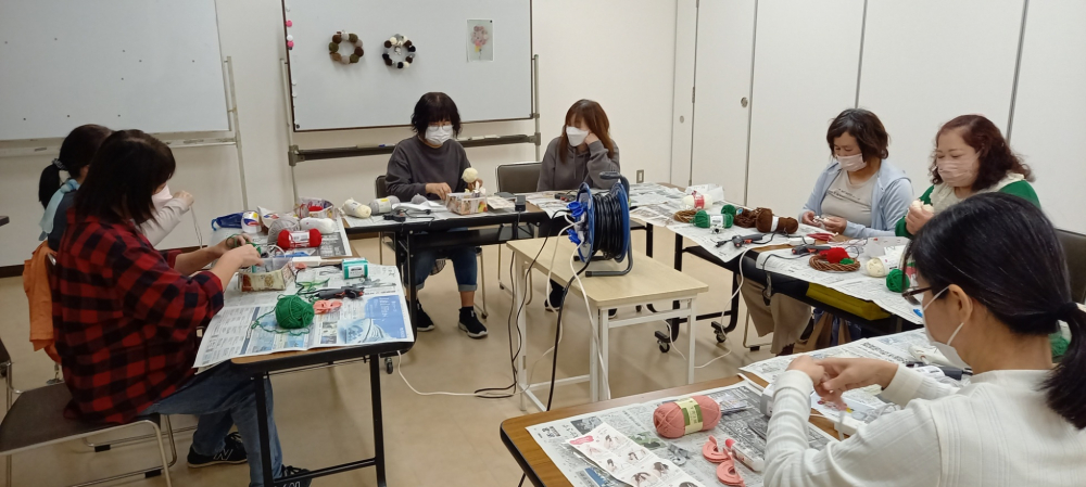少し早いけど　ポンポンでクリスマスリース作り
【美作エリア鶴山コープ委員会】