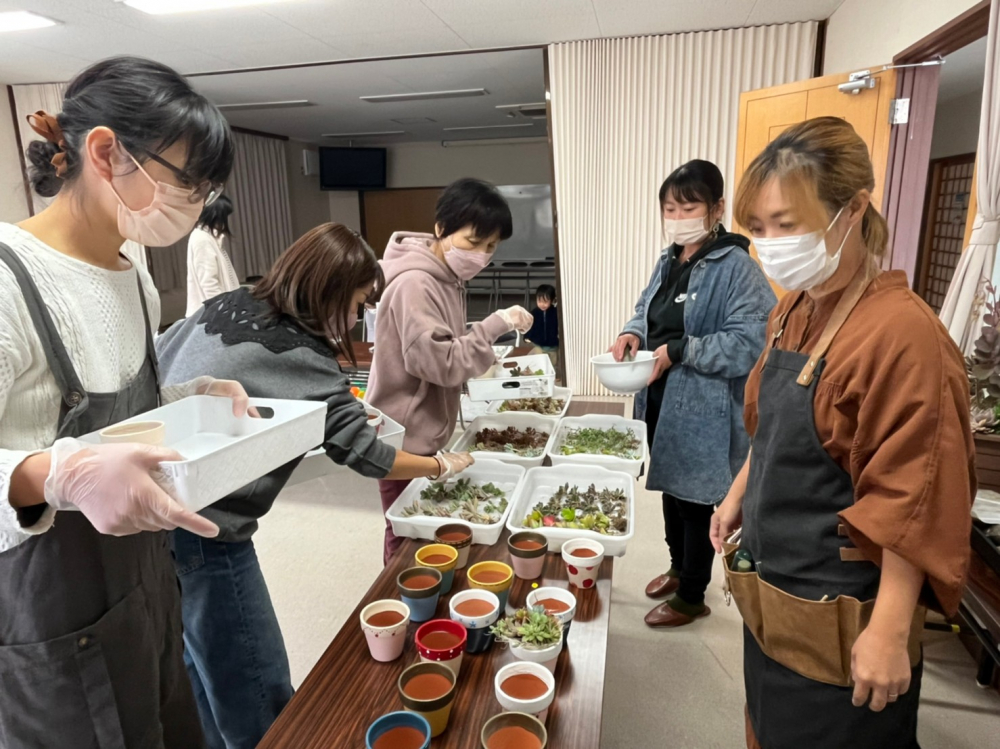 多肉植物の寄せ植え体験
【岡山西エリア桃丘コープ委員会】