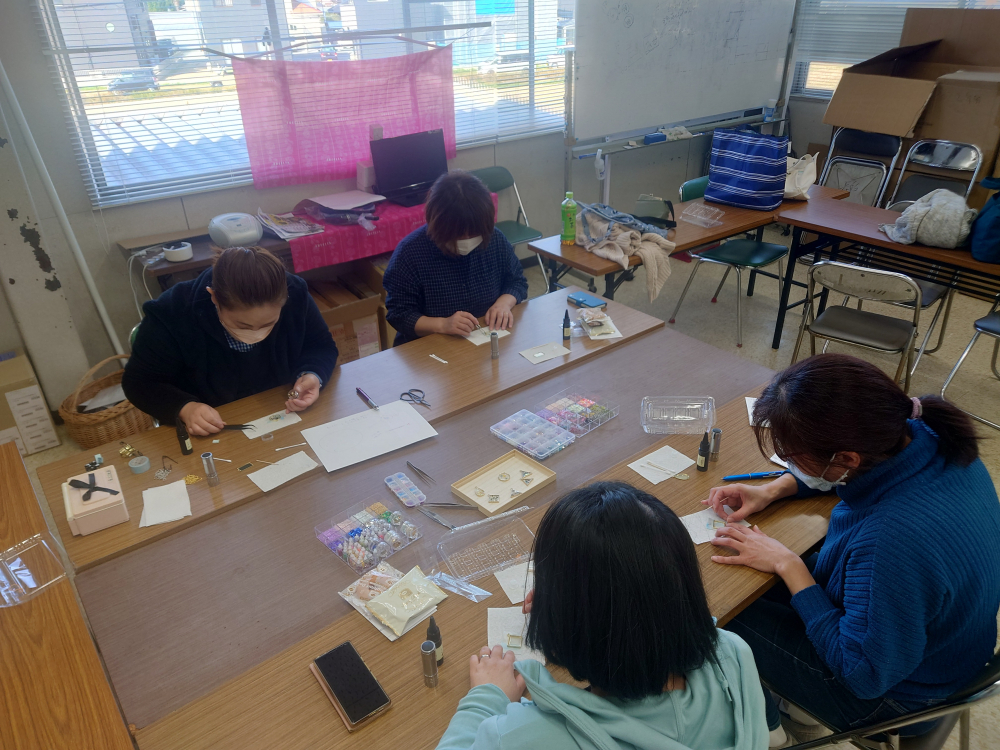 UVレジンでキーホルダーを作ろう
【岡山東エリア国府・美和コープ委員会】