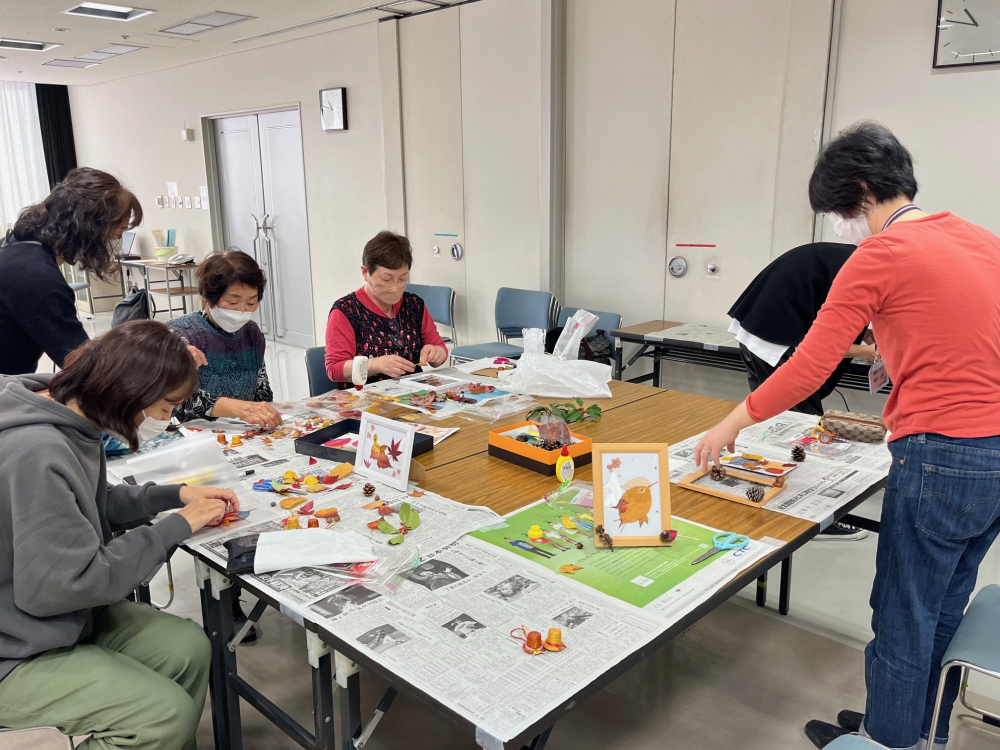 秋を感じよう～落ち葉やどんぐりを拾って飾りを作ろう～
【倉敷エリア平和とくらしのPJ】