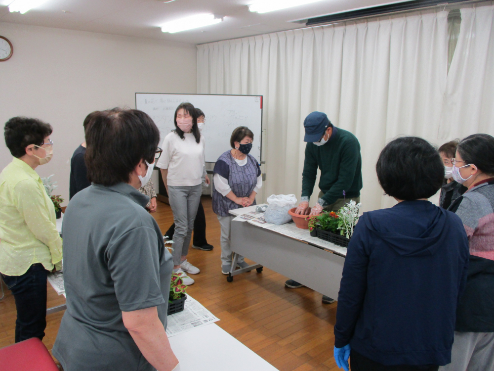 夏の花で寄せ植えをしませんか①
【備北エリア幅広い参加参画を目指す委員会】