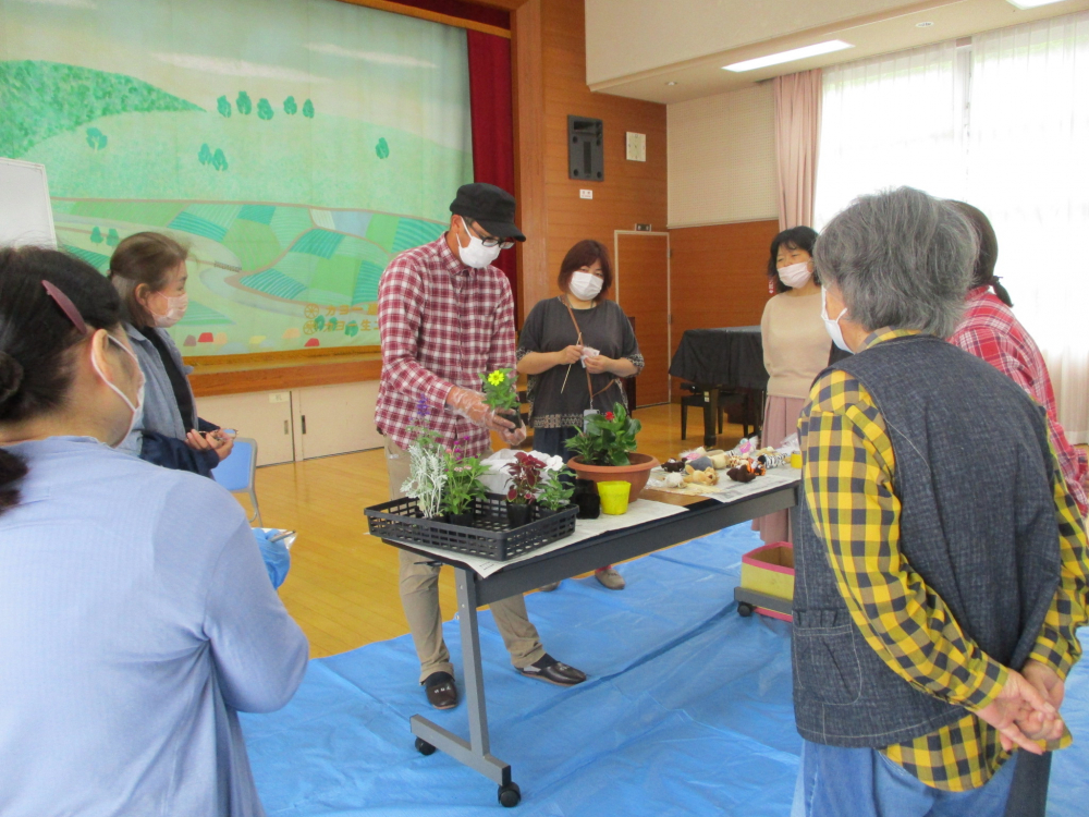 夏の花で寄せ植えをしませんか②
【備北エリア幅広い参加参画を目指す委員会】