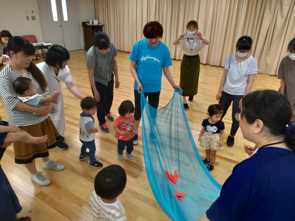 おやこdeリトミック♪
【岡山東エリアマミパピ委員会】