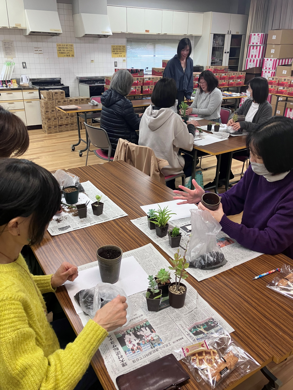 備前焼の器を使って多肉植物の寄せ植えをしよう
【岡山東エリア宇野西コープ委員会】