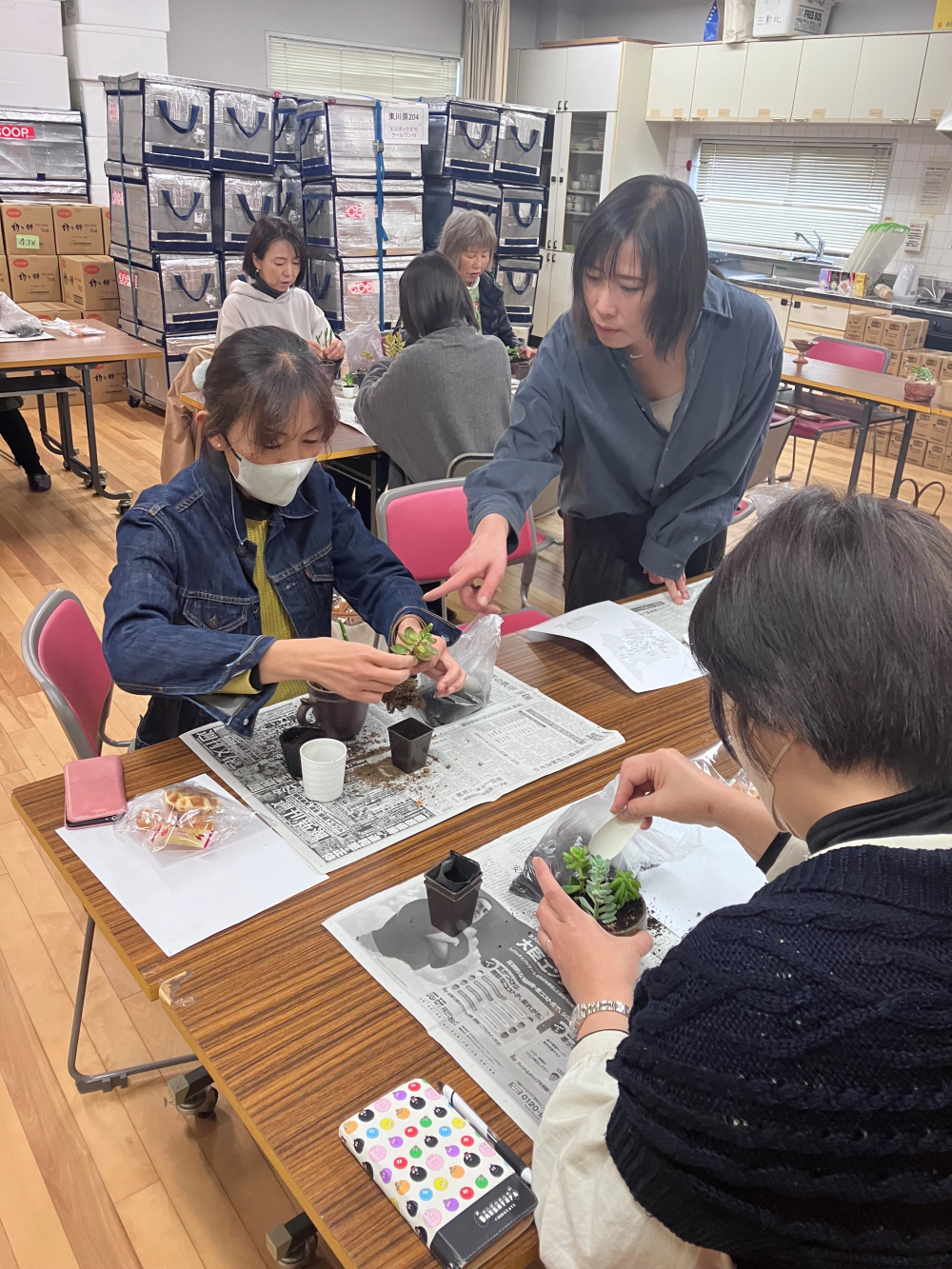 備前焼の器を使って多肉植物の寄せ植えをしよう
【岡山東エリア宇野西コープ委員会】