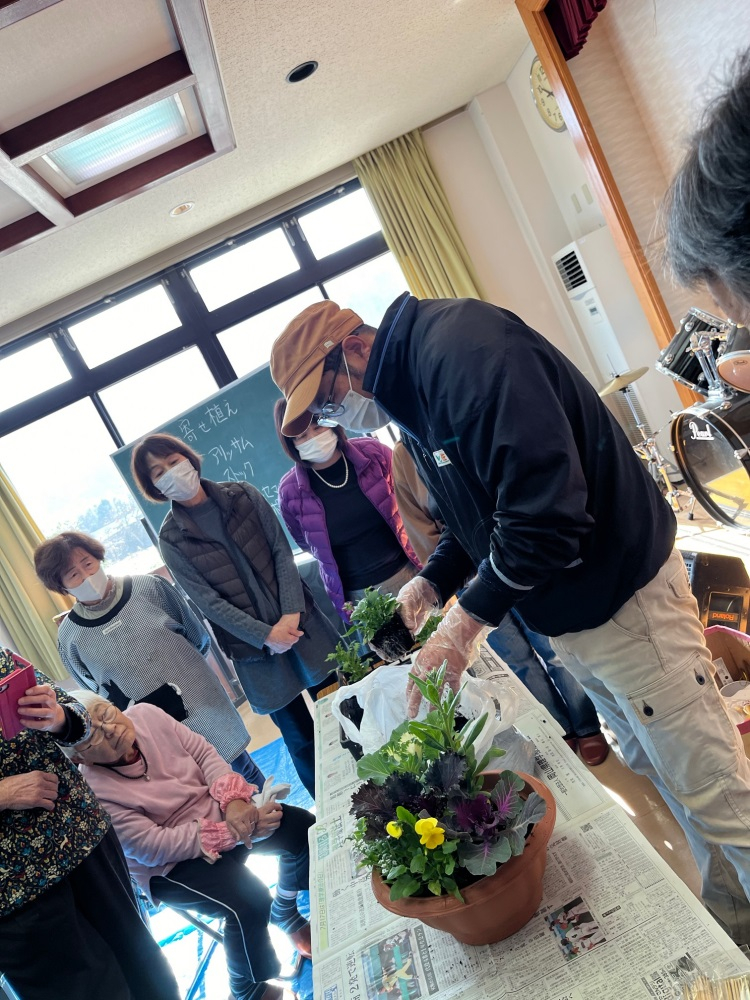 お花の寄せ植えを楽しもう
【美作エリア久米北コープ委員会】