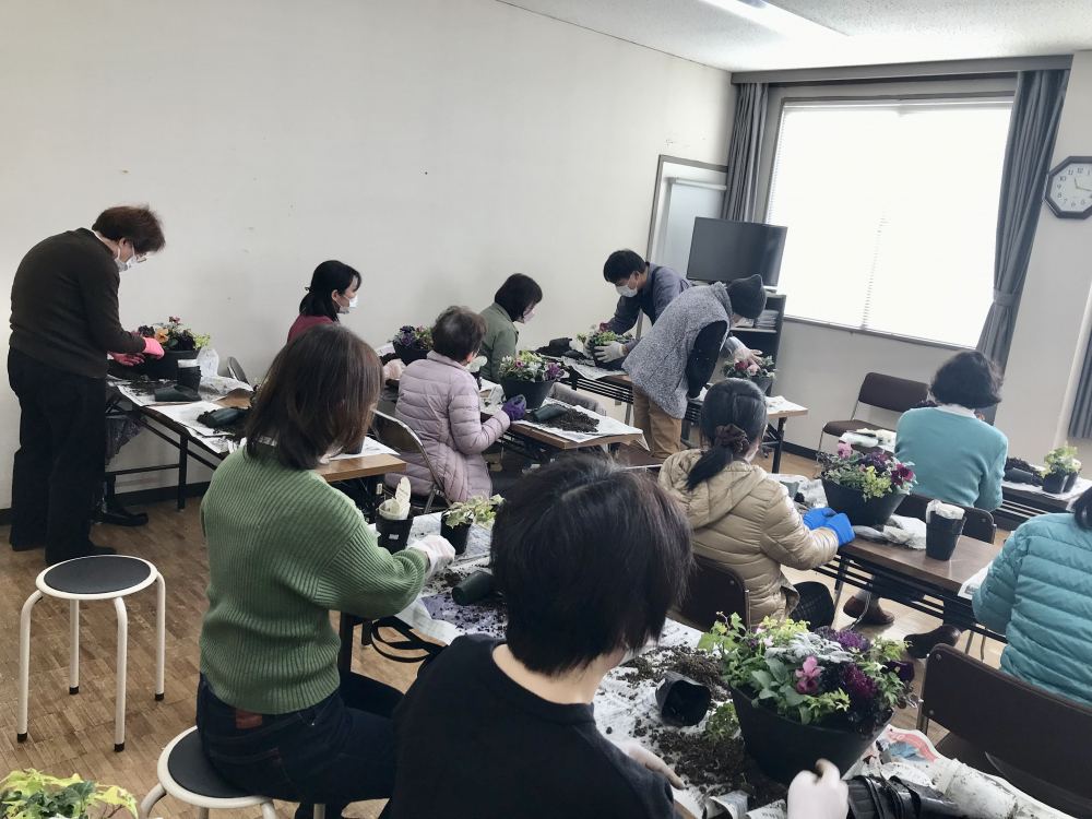寄せ植えをしましょう!
【岡山西エリア陵南コープ委員会】