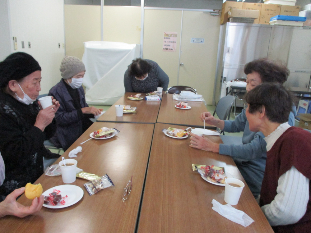 クリスマスリースづくりとCコレおやつを食べながらおしゃべり
【備北エリア加茂川コープ委員会】