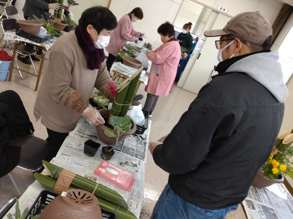 毎年恒例　寄せ植えでお正月を迎えよう!～Cコレ年末オススメ商品を試食しよう～
【備北エリア新見南コープ委員会】