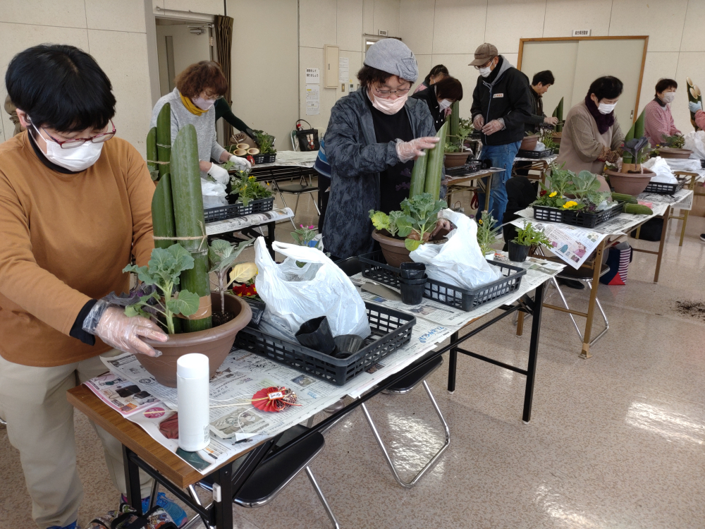 毎年恒例　寄せ植えでお正月を迎えよう!～Cコレ年末オススメ商品を試食しよう～
【備北エリア新見南コープ委員会】