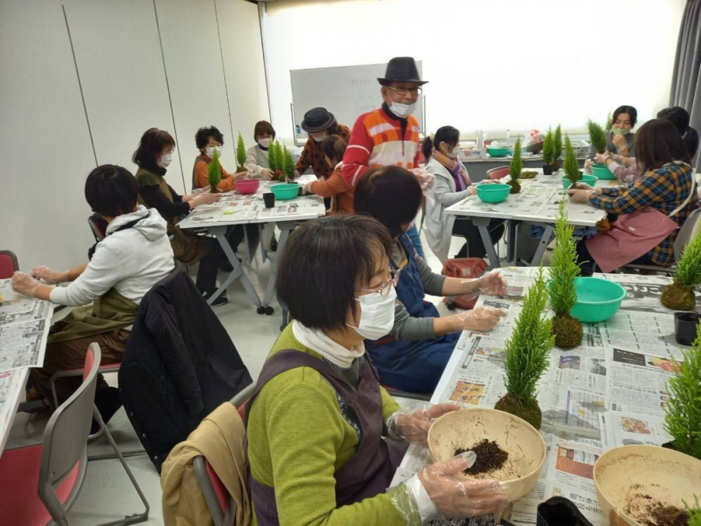 苔玉ツリーを作って、飾って、和のX’masを楽しもう
【岡山西エリア東畦コープ委員会】