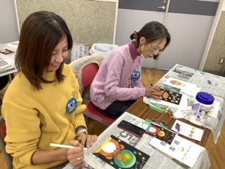 シニアサロンここわ　世界にたったひとつ　チョークアートを描こう♡♡
【倉敷エリア平和とくらしのPJ】