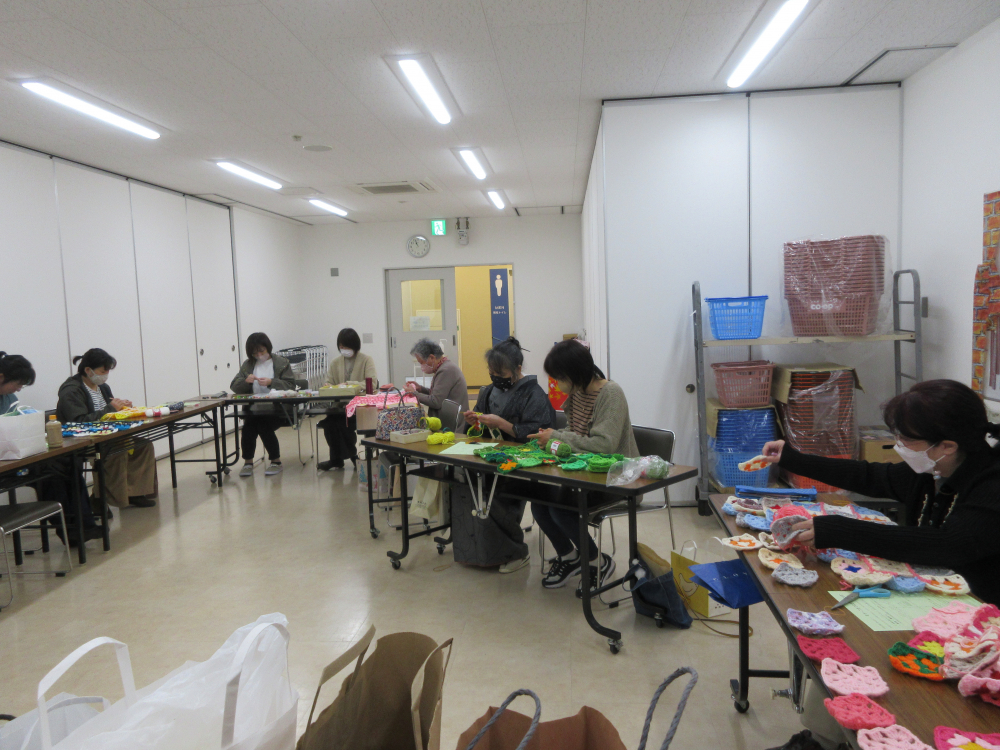 『へいわのひざかけ』モチーフをつなごう
【美作エリアへいわのひざかけ実行委員会】