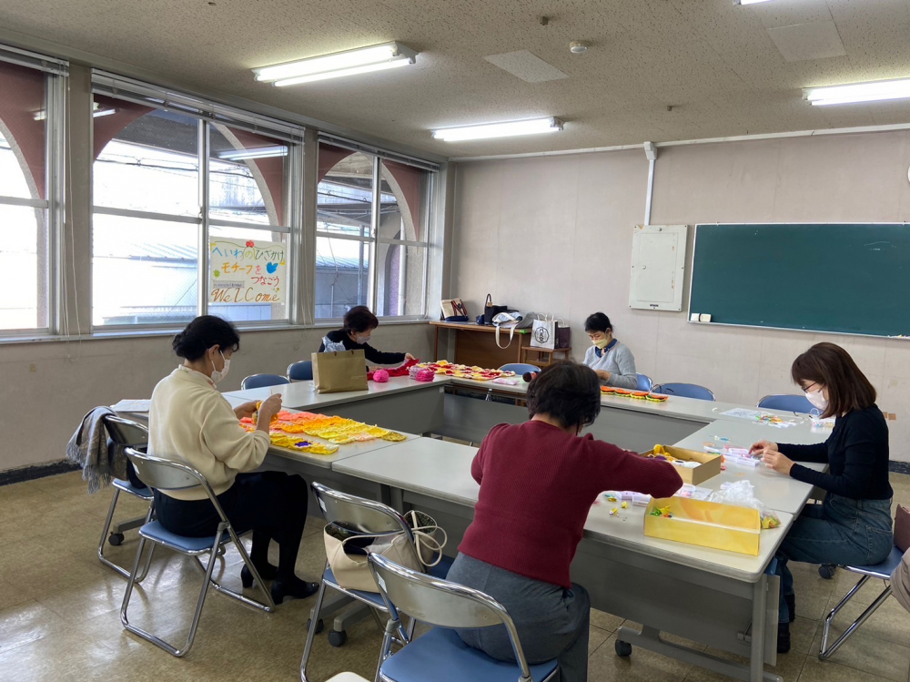 『へいわのひざかけ』モチーフをつなごう
【美作エリアへいわのひざかけ実行委員会】