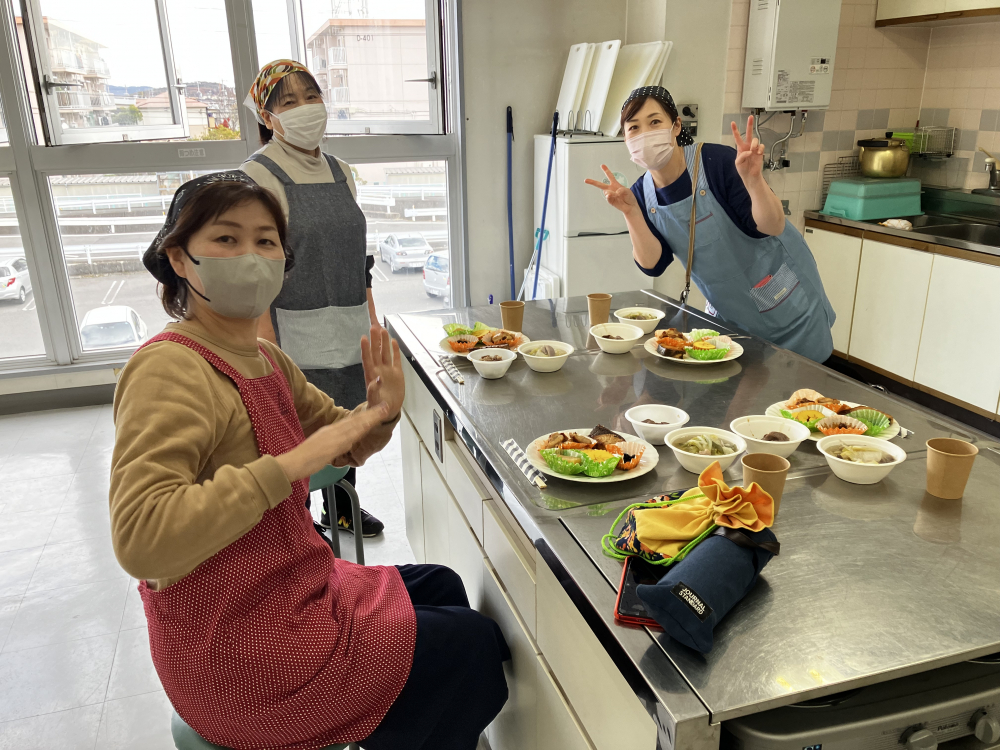 年末のおすすめ商品を試食しよう
【岡山東エリア財田コープ委員会】