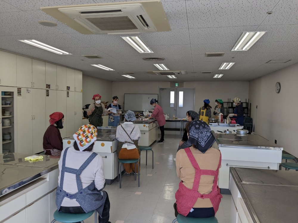 年末のおすすめ商品を試食しよう
【岡山東エリア財田コープ委員会】