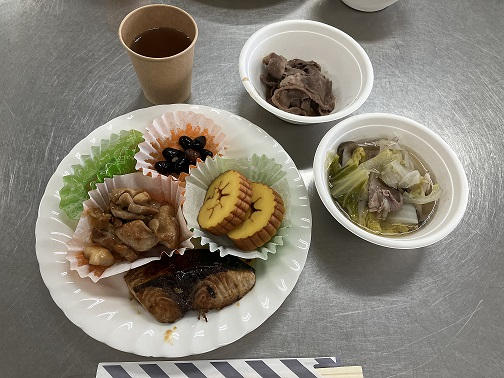 年末のおすすめ商品を試食しよう
【岡山東エリア財田コープ委員会】