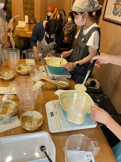 楽しくお豆富つくりましょう♪～おとうふ屋さんのアトリエにて～
【美作エリア鏡野コープ委員会】