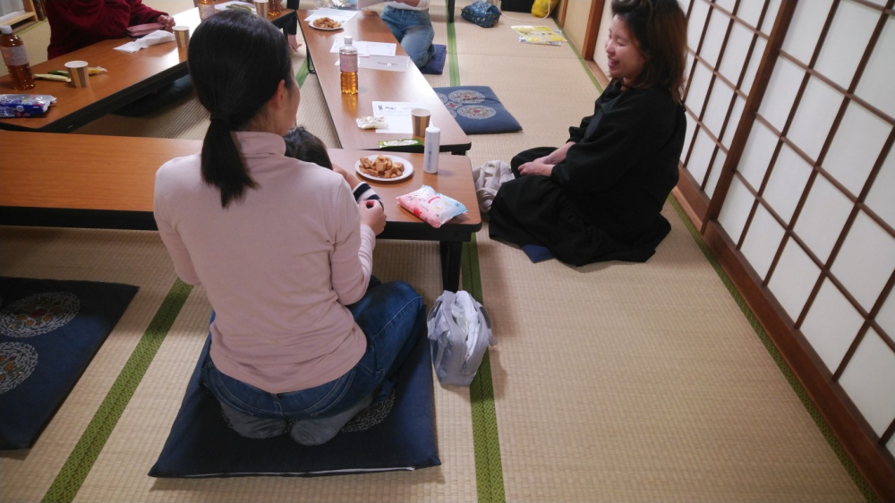 年末おすすめ商品で茶話会
【岡山西エリア福島コープ委員会】