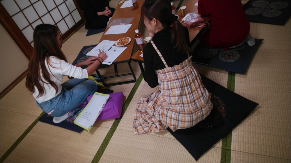 年末おすすめ商品で茶話会
【岡山西エリア福島コープ委員会】