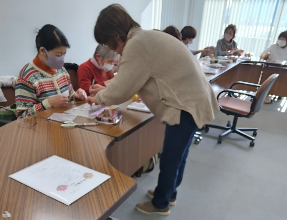 つまみ細工で小物作り
【岡山西エリア灘崎コープ委員会】