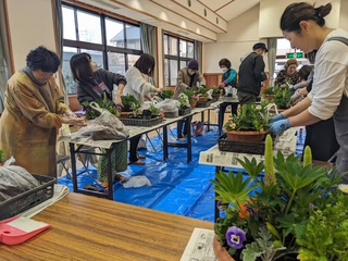 季節の寄せ植えしませんか
【美作エリア一宮コープ委員会】