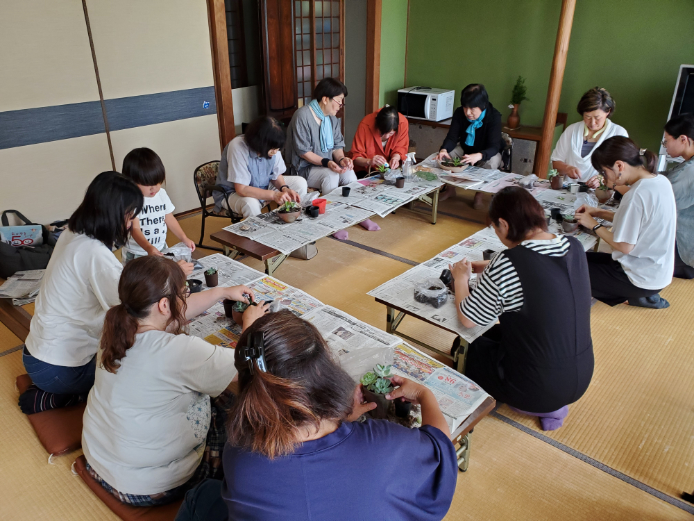 備前焼の器を使って多肉植物の寄せ植えをしよう‼
【岡山東エリア日生コープ委員会】