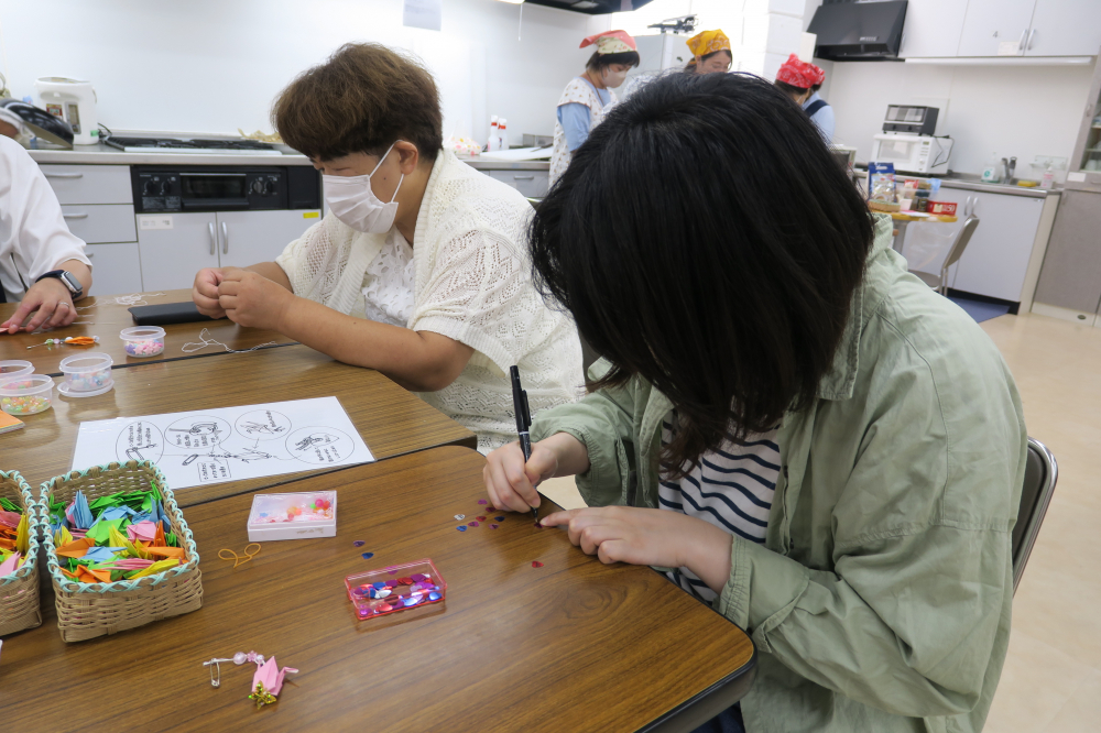 ピースカフェ　～モチーフと折り鶴ブローチを作ろう～
【美作エリアへいわのひざかけ実行委員会】
