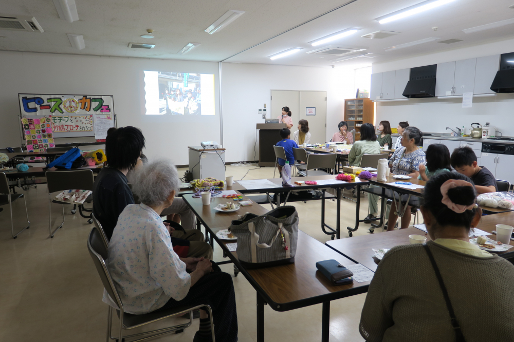 ピースカフェ　～モチーフと折り鶴ブローチを作ろう～
【美作エリアへいわのひざかけ実行委員会】