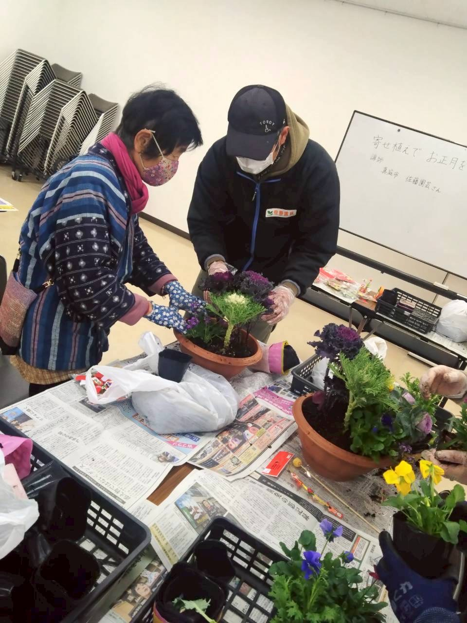 寄せ植えでお正月を彩ろう!
【美作エリア北小コープ委員会】