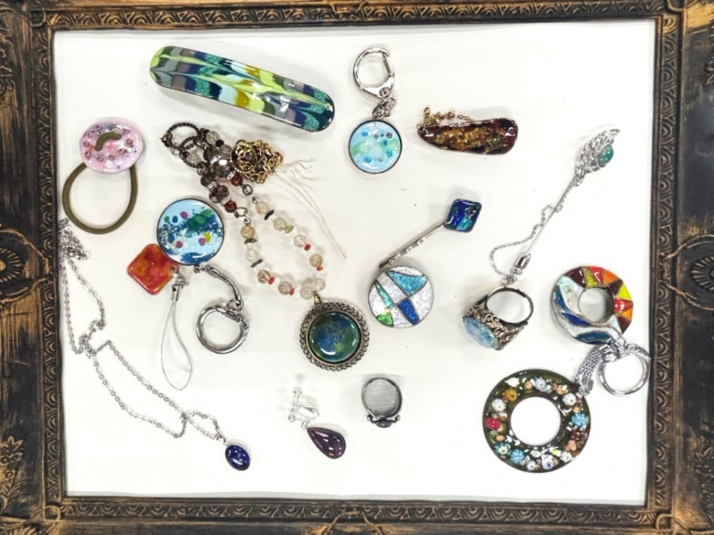 シニアサロン　ここわ　～七宝焼きのアクセサリーを作ろう!～
【倉敷エリア平和とくらしの委員会】