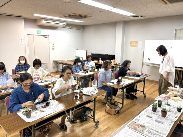 あなたの生活に癒しのグリーンを♪　『備前焼の器で自分だけの多肉植物のアレンジメントを作ってみよう!!』
【岡山東エリア幡多南コープ委員会】