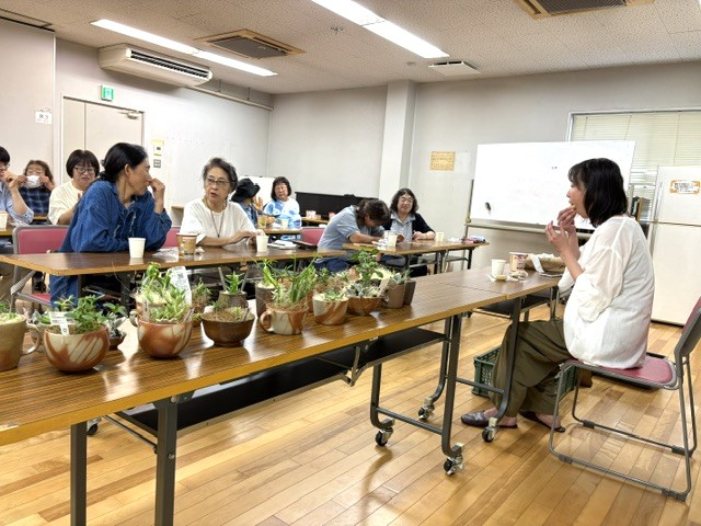 あなたの生活に癒しのグリーンを♪　『備前焼の器で自分だけの多肉植物のアレンジメントを作ってみよう!!』
【岡山東エリア幡多南コープ委員会】