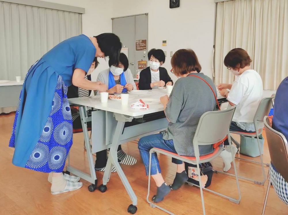 とんぼ玉でアクセサリーづくり　(※くらしのサポーター)
【岡山西エリア東畦コープ委員会】