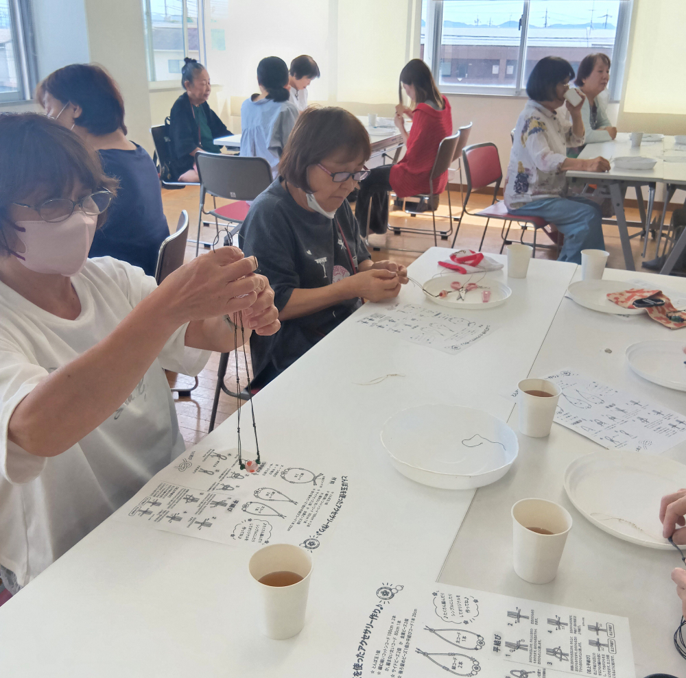 とんぼ玉でアクセサリーづくり　(※くらしのサポーター)
【岡山西エリア東畦コープ委員会】