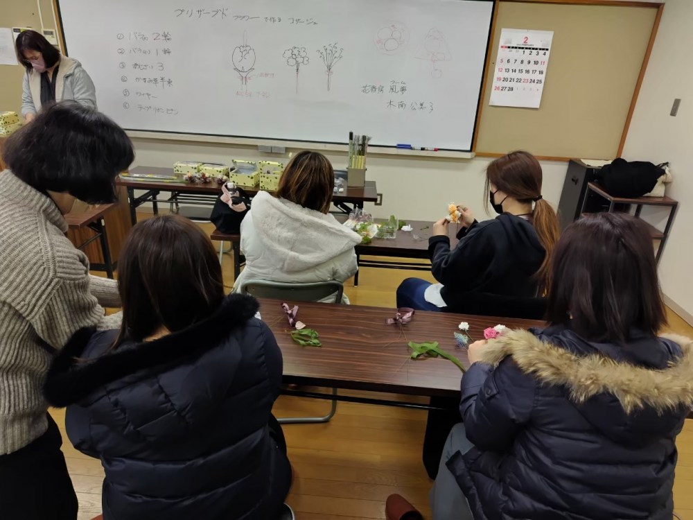 ハレの日に彩りを!!~プリザーブドフラワーでコサージュをつくろう~
【岡山東エリア政田コープ委員会】