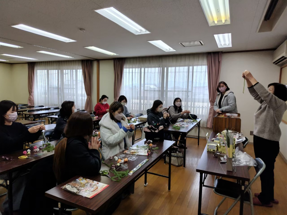 ハレの日に彩りを!!~プリザーブドフラワーでコサージュをつくろう~
【岡山東エリア政田コープ委員会】